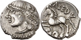GAULE
Rèmes (2ème moitié du Ier siècle av. J.C.). Quinaire d’argent.
Av. Buste casqué à gauche. Rv. Cheval galopant à gauche, au-dessus, légende CAL...