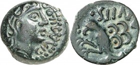 GAULE
Senons (fin de la Guerre des Gaules). Bronze.
Av. Profil à droite, lègende GIAMILOS. Rv. Aigle à gauche, au-dessus, légende SIINV.
LT 7565. D...