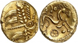 GAULE
Suessions (fin du IIème siècle av. J.C. Guerre des Gaules). Statère d’or.
Av. Buste stylisé. Rv. Cheval à droite, dessous, roue accostée d’un ...
