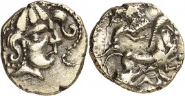 GAULE
Vénètes (IIème - Ier siècle av. J.C.). 1/4 statère d’or allié.
Av. Tête à droite, la chevelure disposée en trois mèches coniques et entourée d...