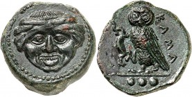 GRÈCE ANTIQUE
Sicile, Camarina (420-410 av. J.C.). Tétras, AE.
Av. Tête de gorgone de face, les cheveux retenus par un filet cercle de grènetis au p...