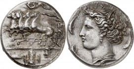 GRÈCE ANTIQUE
Sicile, Syracuse (425-345 av. J.C.). Décadrachme argent du maître graveur Evainète.
Av. Quadrige au galop à gauche conduit par un auri...