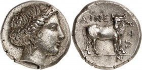 GRÈCE ANTIQUE
Macédoine, Aineia (350-330 av. J.C.). Tétradrachme argent.
Av. Tête de la nymphe Ainéia à droite portant une couronne de roseaux et un...
