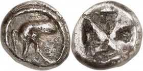 GRÈCE ANTIQUE
Attique, Athènes (545-515 av. J.C.). Drachme « Wappenmunzen » argent.
Av. Arrière-train de cheval à droite dans un cercle linéaire. Rv...