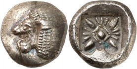 GRÈCE ANTIQUE
Éolide, Milet (440-420 av. J.C.). Diobole argent.
Av. Protomé de lion à droite. Rv. Motif floral dans un carré creux.
SNG Delepierre ...