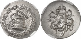 GRÈCE ANTIQUE
Lydie, Sardes (166-128 av. J.C.). Cistophore argent.
Av. Serpent sortant de la ciste mystique, dans une couronne de lierre. Rv. Arc da...