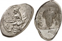 GRÈCE ANTIQUE
Cilicie, Soloi (ca 440-410 av. J.C.). Statère argent.
Av. Amazone, coiffée d’un bonnet pointu, une tunique autour de la taille laissan...