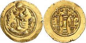 GRÈCE ANTIQUE
Empire sassanide, Péroz I (457/8-484). Dinar d’or.
Av. Buste cuirassé de Péroz à droite, portant un casque composé de deux ailes attac...