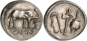 RÉPUBLIQUE ROMAINE
Jules César (60-44 av. J.C.). Denier 49-48 av. J.C.
Av. Éléphant à droite piétinant un serpent. Rv. Simpule, aspersoir, hache et ...