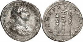 EMPIRE ROMAIN
Trajan (98-117). Tétradrachme (112-114)
Av. Buste drapé et lauré à droite. Rv. Trophées.
S. 226. 10,47 g.
TTB
