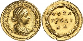 EMPIRE ROMAIN
Lucille, femme de Lucius Verus (161-169). Aureus 161-162, Rome.
Av. Buste drapé à droite. Rv. Inscriptions sur 3 lignes dans une couro...