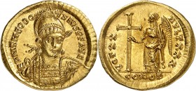 EMPIRE ROMAIN
Théodose II (402-450). Solidus, 423-424 Constantinople.
Av. Buste diadémé, casqué et cuirassé de Théodose II de face, tenant de la mai...
