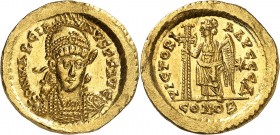 EMPIRE ROMAIN
Marcien (450-457). Solidus, Constantinople.
Av. Buste diadémé, casqué et cuirassé de Théodose II de face, tenant de la main droite la ...
