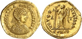 EMPIRE ROMAIN
Galla Placida, femme de Constance III (421-450). Solidus.
Av. Buste diadémé et drapé à droite. Rv. Victoire debout tenant une croix à ...