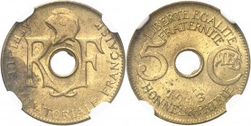 AFRIQUE ÉQUATORIALE FRANÇAISE
5 centimes 1943, Pretoria.
Av. Bonnet phrygien entouré des lettres R et F. Rv. La valeur de part et d’autre du trou ce...