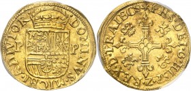 BELGIQUE
Brabant Philippe II (1571-1573). Écu d’or non daté, Utrecht.
Av. Écu couronné. Rv. Croix fleurdelisée, cantonnée de deux lions et de deux b...