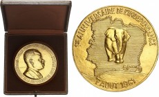 CÔTE D'IVOIRE
République (1960 - à nos jours). Médaille en or 1961, frappée à l’effigie du président Felix-Houphouet-Boigny.
Av. Buste habillé à dro...