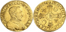 FRANCE
Henri II (1547-1559). Double henri d’or 1556 B, Rouen, frappé avec le coin d’avers du teston d’argent.
Av. Buste cuirassé à droite. Rv. Croix...