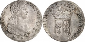 FRANCE
Louis XIV (1643-1715). Écu de Navarre à la mèche longue 1652, Saint-Palais.
Av. Buste lauré, drapé et cuirassé à l’antique à droite. Rv. Écu ...