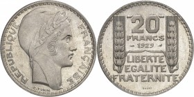 FRANCE
IIIe République (1870-1940). 20 francs Turin 1929, essai en argent.
Av. Tête laurée à droite. Rv. Valeur entre deux épis de blé.
G. 199.3.
...