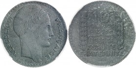 FRANCE
IIIe République (1870-1940). 10 francs 1938, essai en zinc.
Av. Tête laurée à droite. Rv. Valeur entre deux épis de blé.
Maz. 2553b.
Top po...