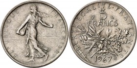 FRANCE
Ve République (1958 à nos jours). 5 francs 1967, présérie en nickel, flan mat, tranche striée
Av. La semeuse à gauche. Rv. Branche d’olivier ...