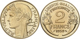 FRANCE
Ve République (1958 à nos jours). 2 francs 1959 Morlon cupro-aluminium.
Av. Allegorie à gauche. Rv. Valeur entre deux cornes d’abondances.
G...