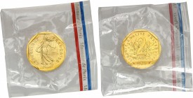 FRANCE
Ve République (1958 à nos jours). 2 francs 1979, piéfort en or.
Av. La Semeuse à gauche. Rv. Branche d’olivier, au-dessus la valeur
Gem. 123...