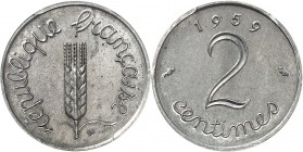 FRANCE
Ve République (1958 à nos jours). 2 centimes 1959, essai en aluminium.
Av. Épi au centre. Rv. Valeur en dessous de la date.
Gem. 8.6.
Top p...