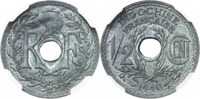 INDOCHINE
½ cent zinc 1940.
Av. Bonnet phrygien entouré des lettres R et F. Rv. La valeur de part et d’autre du trou central.
L. 31. 22 mm.
Top po...