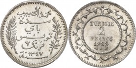 TUNISIE
Ahmed Bey (1348-1361 AH / 1929-1942). 2 francs 1928, essai en laiton argenté.
Av. Inscriptions entre deux branches. Rv. Valeur dans une cour...