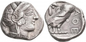 Attika: AR-Tetradrachme, ca. 479-404 v. Chr., Athen, 16,26 g. Athenakopf nach rechts/Eule. Prüfhieb, kl. Schrötlingsfehler, sehr schön.
[differenzbes...