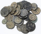Antike: Konvolut von 30 antiken Bronzemünzen, meist Römische Kaiserzeit, sehr schön.
 [differenzbesteuert]