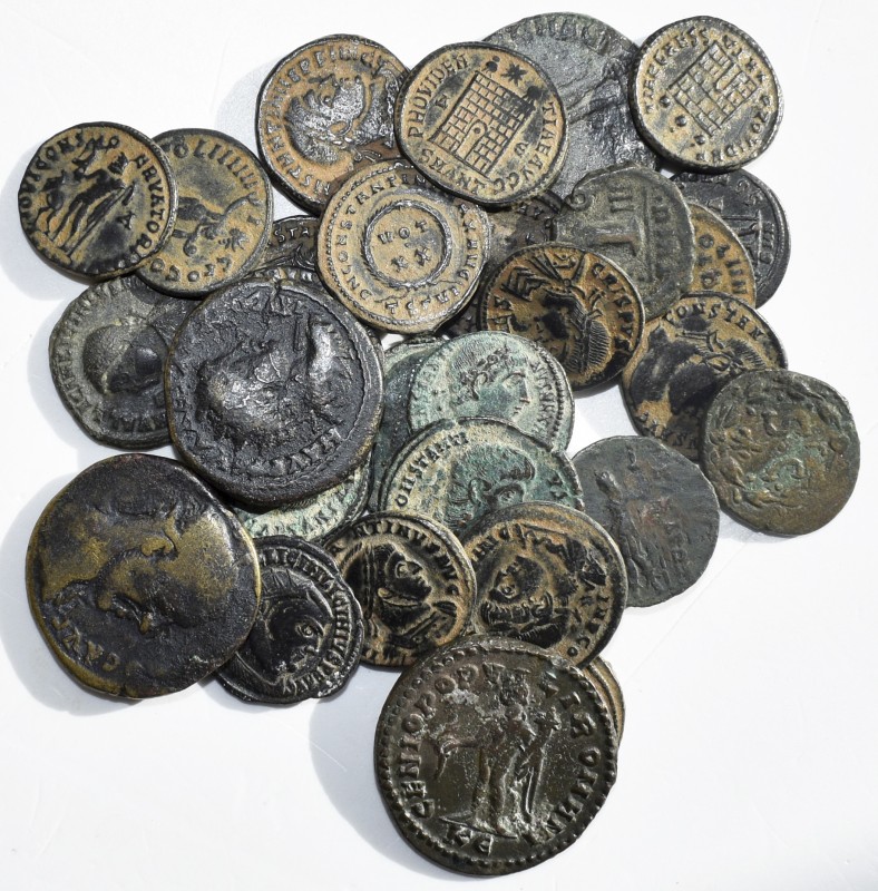 Antike: Römische Kaiserzeit: Kleines Konvolut von 30 römischen Bronzemünzen, seh...