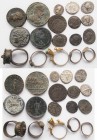 Antike: Kleines Lot mit 13 antiken Münzen und 5 antiken Ringen. Dabei Römer / Griechen (Follis, Antoninian, Denar u.a.), nicht näher bestimmt. Bei den...