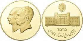 Iran: Bank Meli Iran: Golden Jubilee Medal of the Pahlavi Dynasty. Medaille in Größe von 5 Pahlavi, 39,93 g 900/1000 Gold. Die Vorderseite zeigt die B...