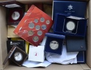 Alle Welt: Sport auf Münzen: Ein Karton voll mit Münzen und Medaillen mit Olympia / Sportmotiven, dabei: Griechenland, Großbritannien, Japan, Japan, P...