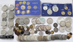 Alle Welt: Eine kleine Sammlung an diversen Münzen, dabei BRD mit 5 DM und 10 DM Münzen, DDR Münzen (CN), BRD KMS, CAD Gedenkmünzen sowie 5 x 50 ATS S...
