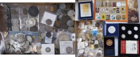 Alle Welt: Ein Karton voller Münzen, Medaillen, PINS etc. Die Sammlung wurde von uns nur grob nach Münzen und ”Restliches” vorsortiert. Bei den Münzen...