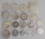 Alle Welt: Kleine Schachtel mit 20 Silbermünzen, überwiegend Anlage / Silberunzen aus verschiedenen Ländern. Dabei Britannia, Mexikanische Onza, Philh...