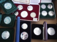 Alle Welt: Kleines Lot diverser Münzen mit Olympia Motiv, dabei Seoul und Sydney. Überwiegend Silbermünzen in pp, die Schatullen sind jedoch meist bes...