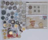 Alle Welt: Eine Schachtel mit diversen Münzen und Medaillen aus aller Welt, dabei auch Silbermünzen.
 [differenzbesteuert]