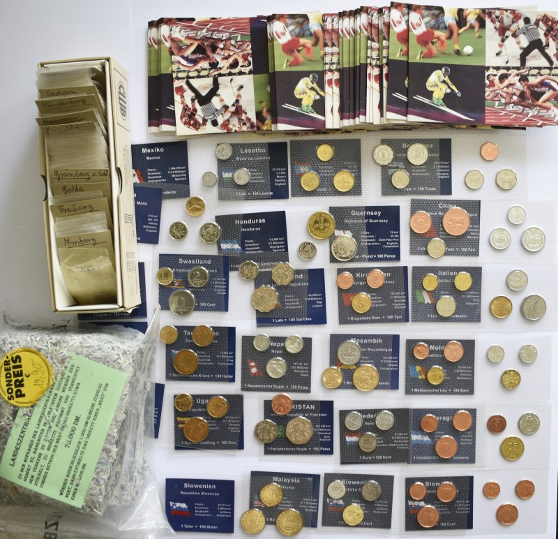 Alle Welt: Sammlungsrest - circa 60 Porzellan Notgeld-Münzen aus Boldixum, Amber...