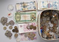 Alle Welt: Urlaubsmitbringsel: Münzen und Banknoten aus der ganzen Welt, überwiegend ”Kleingeld / Kiloware”, darunter ein paar noch umtauschfähige Wäh...