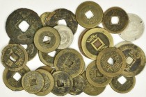 China: Lot diverser Münzen, überwiegend alte Cash Münzen (28 Stück). Alle unbestimmt und ungeprüft, gekauft wie gesehen. Dazu noch eine Amman Cash Mün...