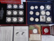 China - Volksrepublik: Kleines Lot diverse Münzen und Medaillen, dabei 7 x 1 OZ Panda, 5 x 5 Yuan Gedenkmünzen, 1 x 3 Yuan Gedenkmünze mit Zertifikate...