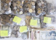 Europa: Ein Karton mit Münzen und ein paar wenigen Banknoten. Es handelt sich hierbei um über 4 kg an nicht mehr gültigen Münzen überwiegend aus Europ...