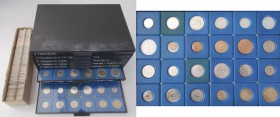 Frankreich: Diverse Münzen nach Nominalen und Jahrgängen gesammelt, oft auf Qualität geachtet. Die meisten Münzen sind in Münzrähmchen aus Plastik in ...