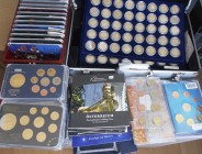 Euromünzen: Große Sammlung an Euromünzen und Europroben. Dabei ein Koffer voll mit 2€ Münzen, Gedenk- und Umlauf, teilweise veredelt, Prestigesätze / ...