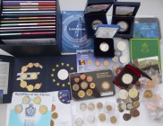 Euromünzen: Ein Karton voll mit Euromünzen, dabei eine Box mit 1c-2 Euro Münzen der Euro-Teilnehmerstaaten plus Medaille, private Sätze/lose Münzen vo...
